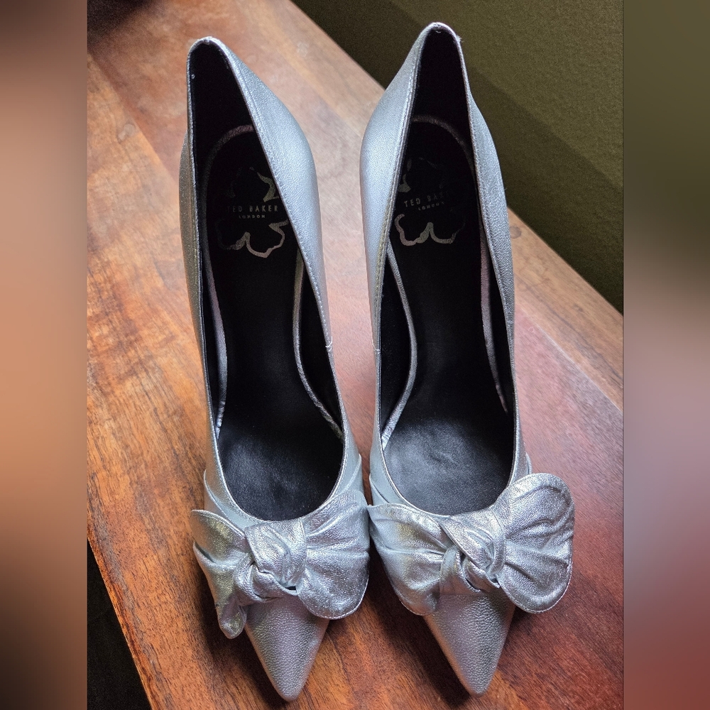 NWT Ted Baker RYAL Women Silver Metallic Bow Court Pump High Heel US 9.5/EU 40